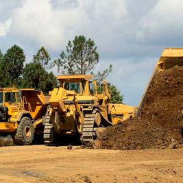 Hormigón y Materiales de Construcción El Conejo SL - Maquinaria obras publicas